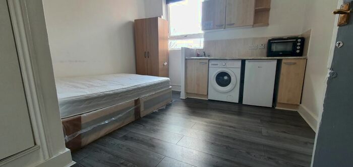 Studio To Rent In Kyverdale Road, London, N16