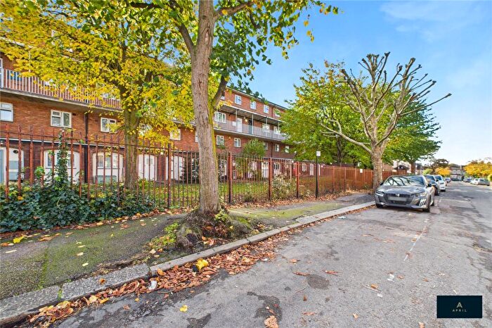 3 Bedroom Maisonette For Sale In Dyson Road, London, E11