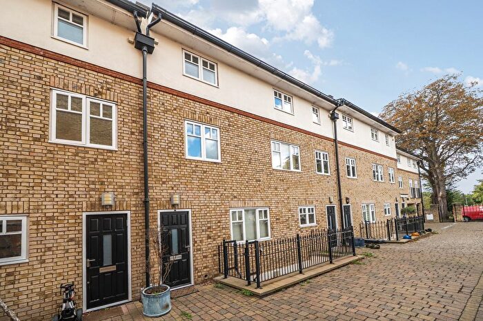 2 Bedroom Flat For Sale In Watford Field Road, Watford, WD18