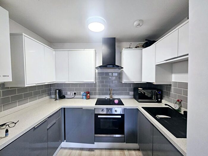 2 Bedroom Flat To Rent In Hampton Lane, Blackfield, Southampton, SO45