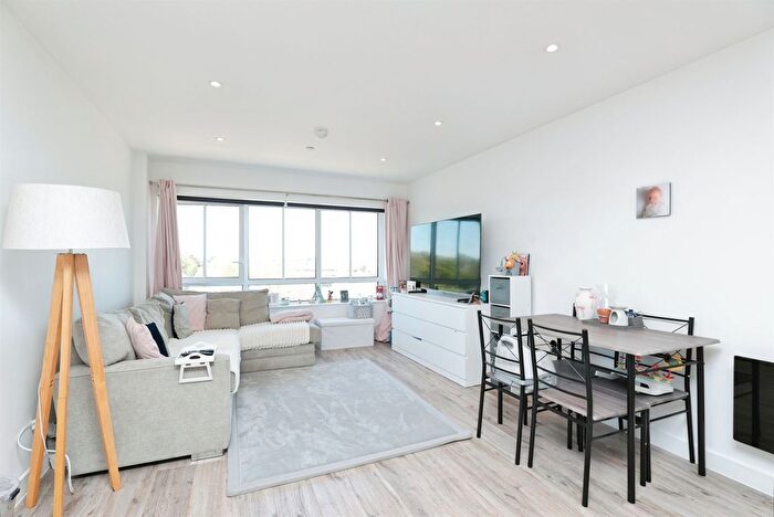 1 Bedroom Flat For Sale In Cherry Tree Road, Watford, WD24