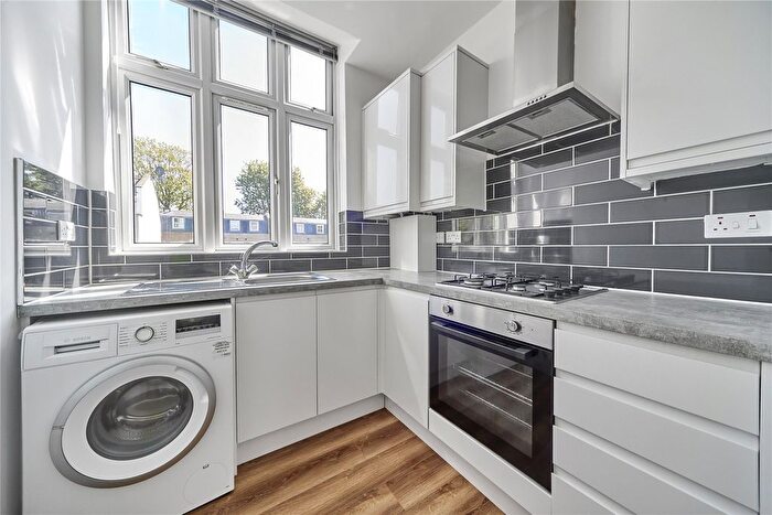 2 Bedroom Flat To Rent In Clapham Road, London, SW9