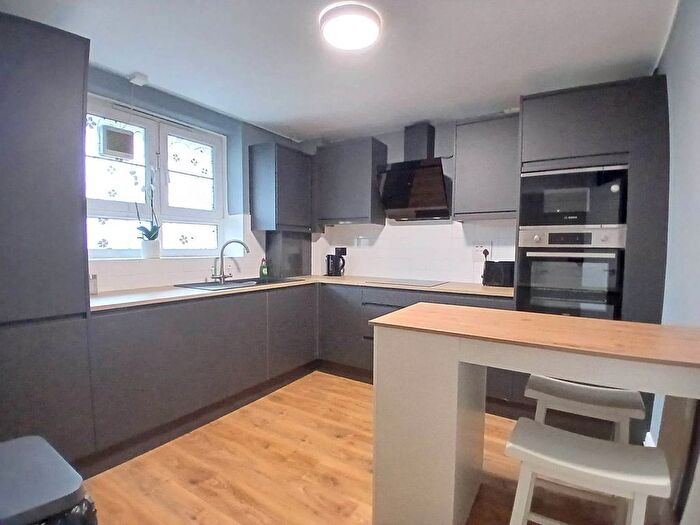 2 Bedroom Flat To Rent In Gosling Way, Oval, London, SW9