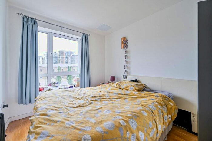 2 Bedroom Flat To Rent In Hopton Road, Woolwich, London, SE18