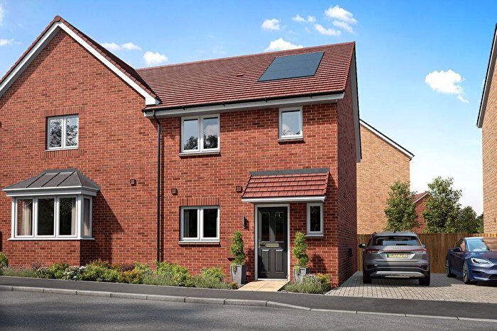 3 Bedroom Semi-Detached House For Sale In Kilnwood Vale, Faygate, West Sussex, RH12