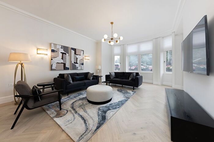 5 Bedroom Flat To Rent In Kensington Road, London, W8