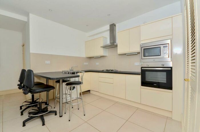 3 Bedroom Flat To Rent In Fulham Road, Chelsea, London, SW10
