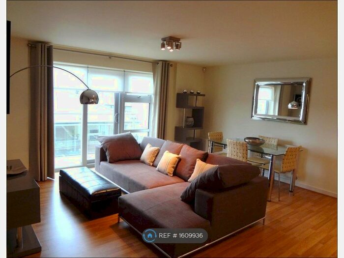 2 Bedroom Flat To Rent In Queen Mary Avenue, London, E18