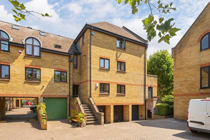2 Bedroom Flat To Rent In Waveney Close, Wapping, E1W