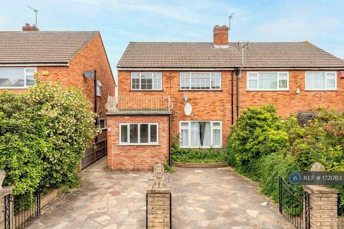 3 Bedroom Semi-Detached House To Rent In Forest Road, Cheshunt, Waltham Cross, EN8