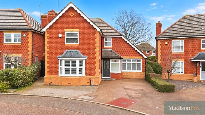 4 Bedroom Detached House For Sale In Cleves Close, Loughton, Essex, IG10