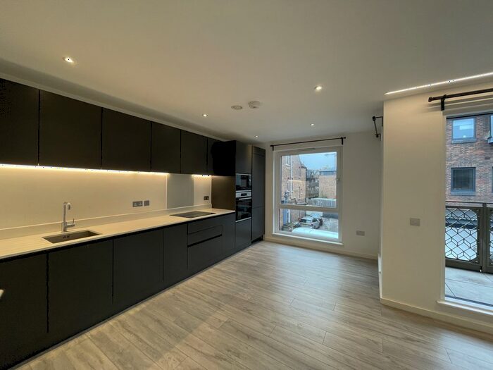 2 Bedroom Flat To Rent In Calum Court, Purley, Surrey, CR8