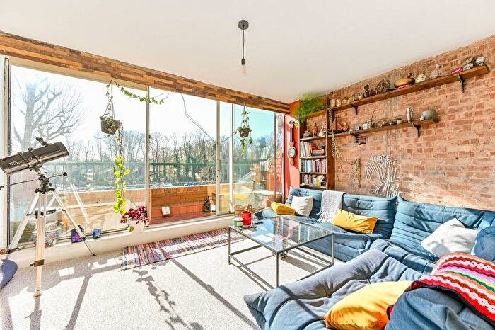 1 Bedroom Flat To Rent In Hampton Court Road, Hampton Court, East Molesey, KT8