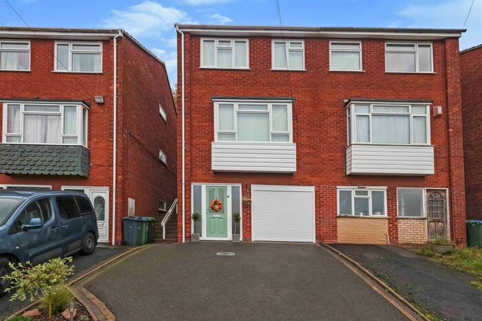 3 Bedroom Semi-Detached House To Rent In High Clere, Cradley Heath, B64