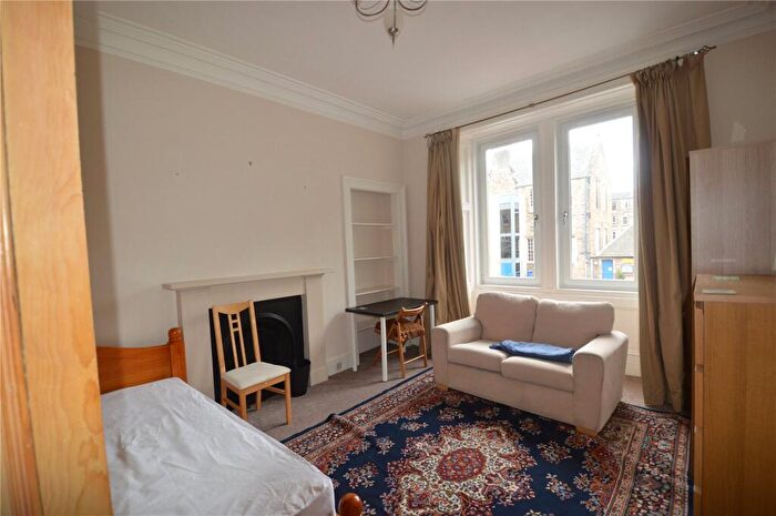 3 Bedroom Flat To Rent In Cathcart Place, Edinburgh, EH11