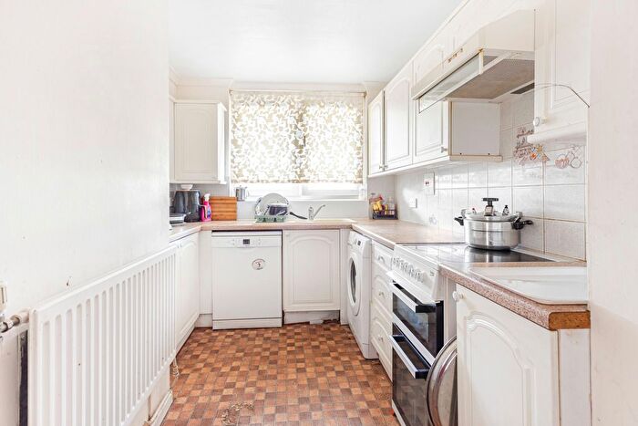 1 Bedroom Flat For Sale In Justin Close, Brentford, TW8
