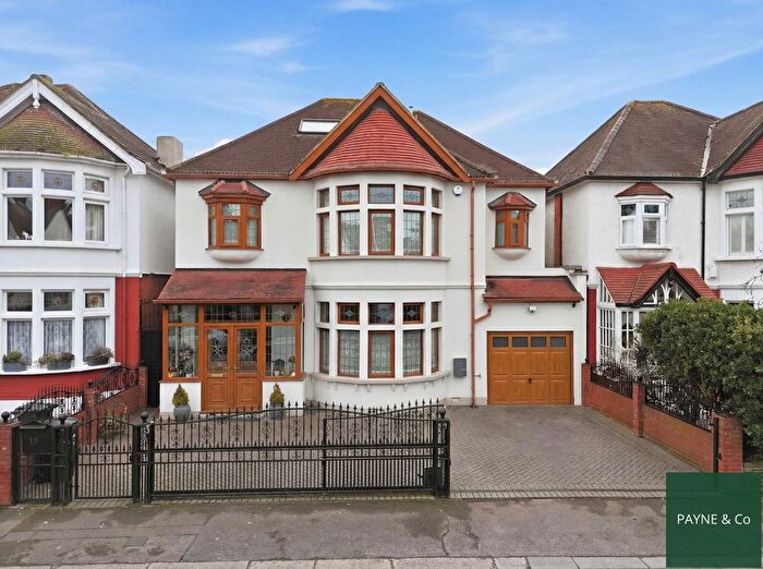 6 Bedroom Detached House For Sale In Holcombe Road, Ilford, IG1
