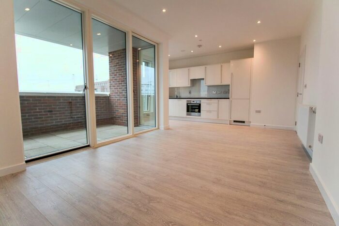 1 Bedroom Flat To Rent In Hamilton Mansions, Fielders Crescent IG11