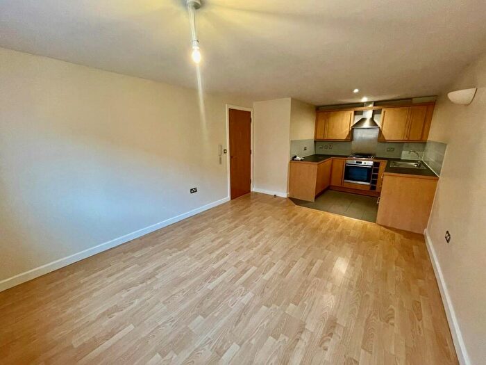 2 Bedroom Flat To Rent In City Walk, Leeds, West Yorkshire, Uk, LS11