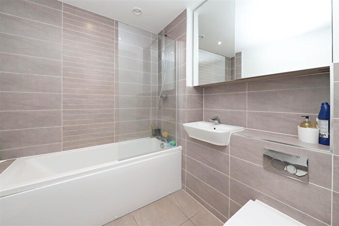 1 Bedroom Flat For Sale In Wintergreen Boulevard, West Drayton, UB7