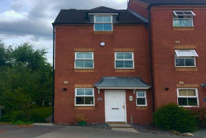 4 Bedroom Town House To Rent In Dunsil Close, Mansfield, NG19