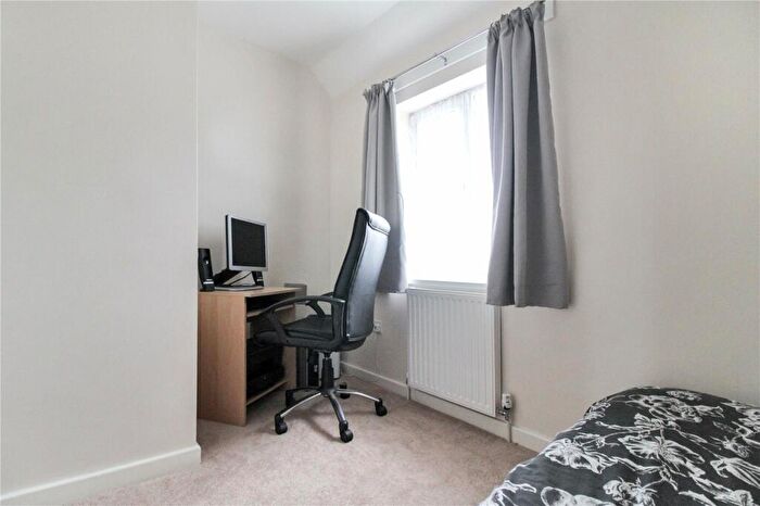 3 Bedroom Terraced House For Sale In Charlton Close, Penhill, Swindon, SN2