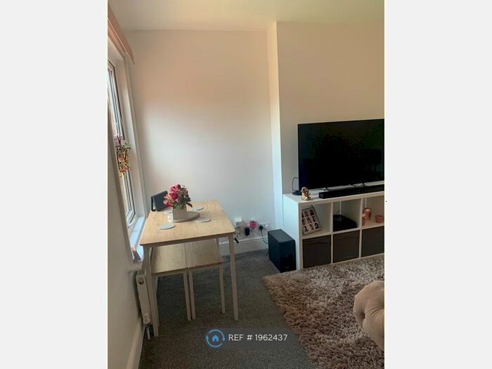 3 Bedroom Flat To Rent In Godstone Road, Godstone, CR8