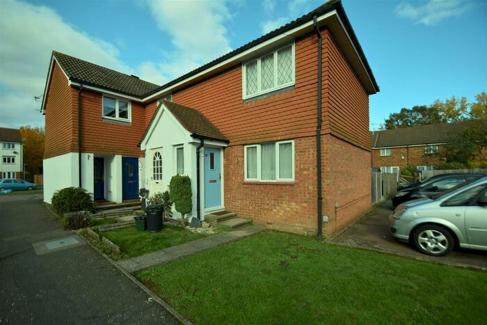 2 Bedroom Maisonette To Rent In Heathcote Way, Yiewsley, West Drayton, UB7