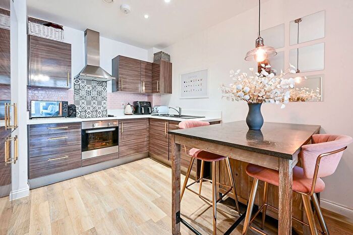 1 Bedroom Flat For Sale In Palladian Gardens, Grove Park, London, W4