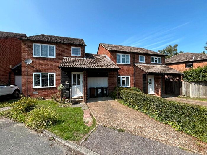 3 Bedroom Link Detached House For Sale In Walsham Road, Walderslade Woods, Kent, ME5