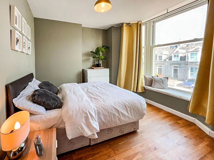 2 Bedroom Flat To Rent In B, Beechgrove Terrace, Aberdeen, AB15