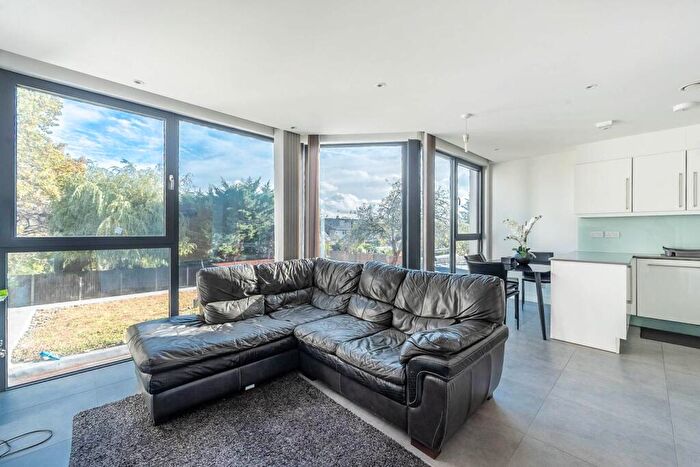 3 Bedroom Flat For Sale In Edgwarebury Lane, Edgware, HA8