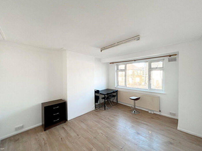 2 Bedroom Maisonette To Rent In Draycott Avenue, Harrow, HA3