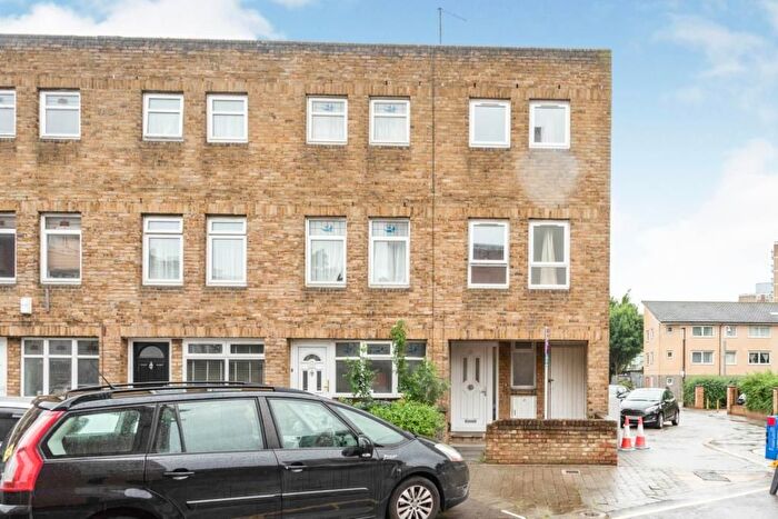 3 Bedroom End Of Terrace House For Sale In Brabazon Street, London, E14