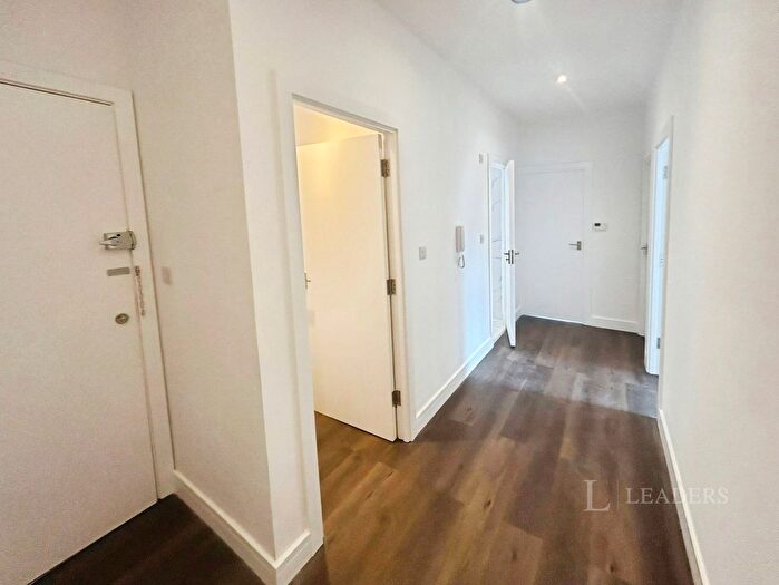 2 Bedroom Flat To Rent In High Street, Sittingbourne, Kent, ME10
