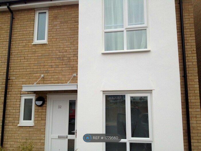 3 Bedroom Semi-Detached House To Rent In Evergreen Drive, West Drayton, UB7