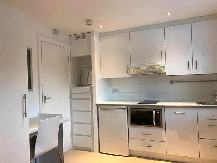 Flat To Rent In Hawkhurst Road -, P11