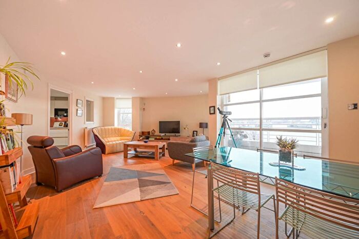 2 Bedroom Flat For Sale In Barrier Point Road, Silvertown, London, E16