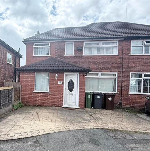 3 Bedroom Semi-Detached House For Sale In Lines Road, Droylsden, M43