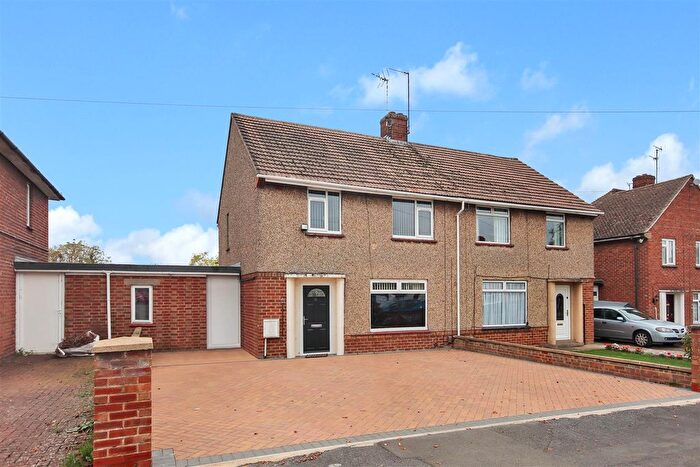 3 Bedroom Semi-detached House For Sale In Boundary Avenue, Rushden, NN10