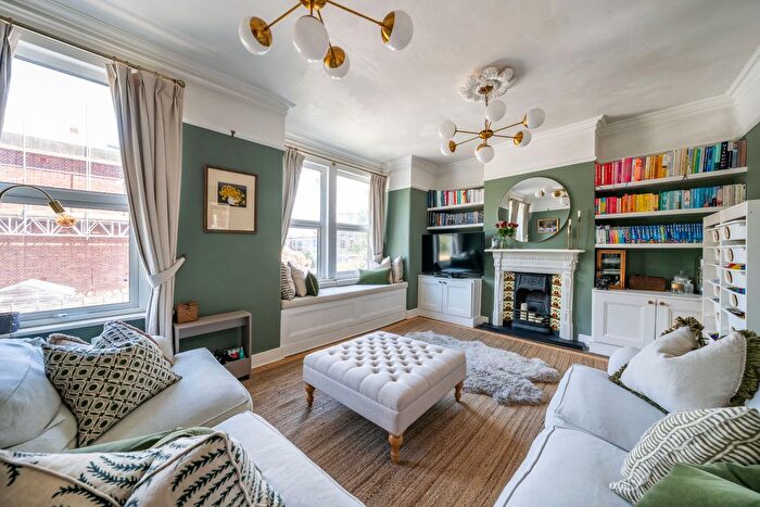 3 Bedroom Maisonette For Sale In Sellincourt Road, London, SW17