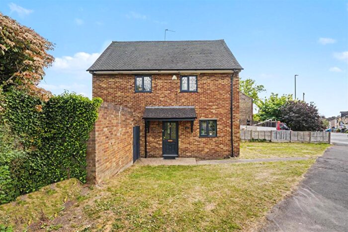 3 Bedroom Semi-Detached House For Sale In Lavender Hill, Enfield, EN2