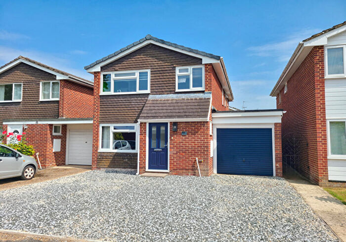 4 Bedroom Link Detached House For Sale In Amberwood Close, Calmore, SO40