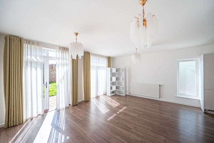 3 Bedroom Flat To Rent In Hera Ave, High Barnet, Barnet, EN5