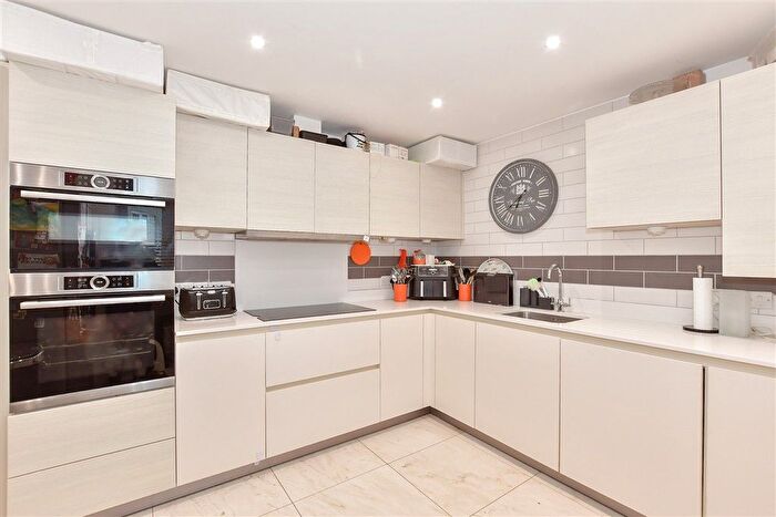 4 Bedroom Detached House For Sale In Carmelite Road, Aylesford, Kent, ME20