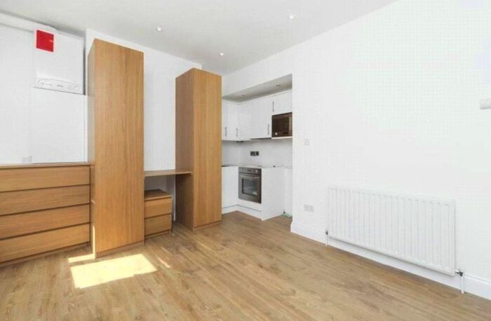 Studio To Rent In Ballards Lane, Finchley, London, N3