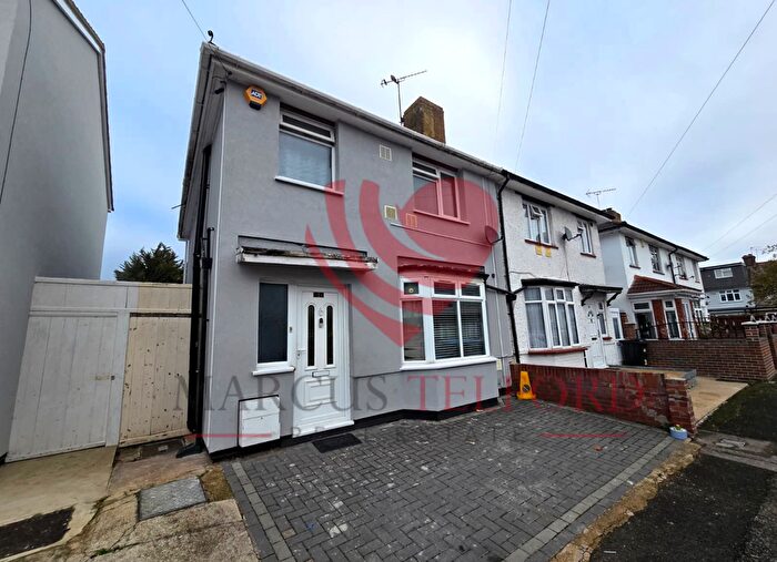 3 Bedroom Semi-Detached House For Sale In Rossindel Road, Hounslow, TW3