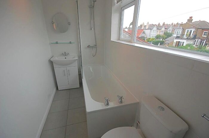 1 Bedroom Flat To Rent In Cliff Parade, Leigh-On-Sea, SS9