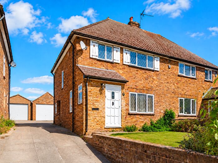3 Bedroom Semi-Detached House For Sale In Thorney Mill Road, Iver, SL0