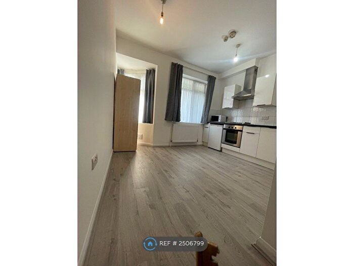 Studio To Rent In Brentmead Place, London, NW11